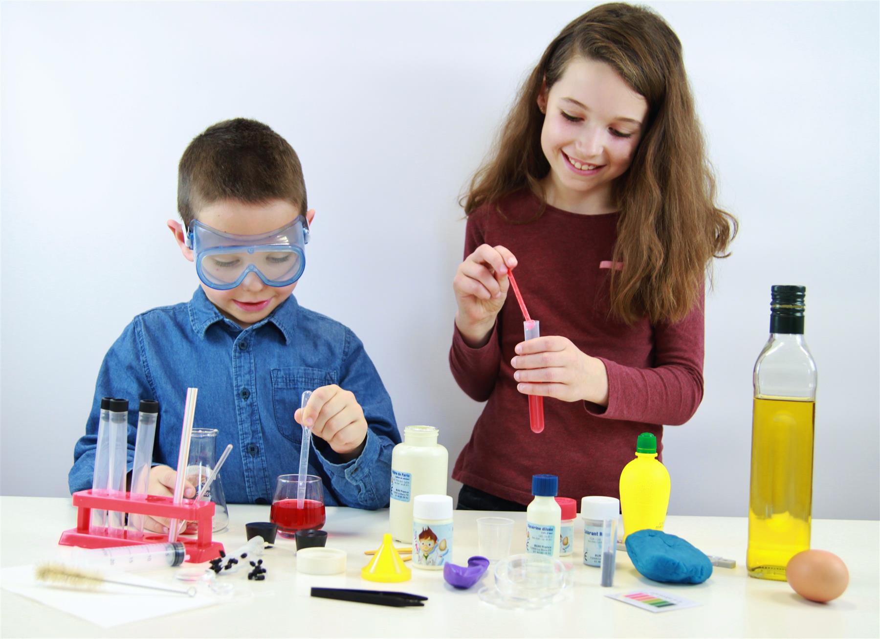Buki France Chemistry with 150 Experiments