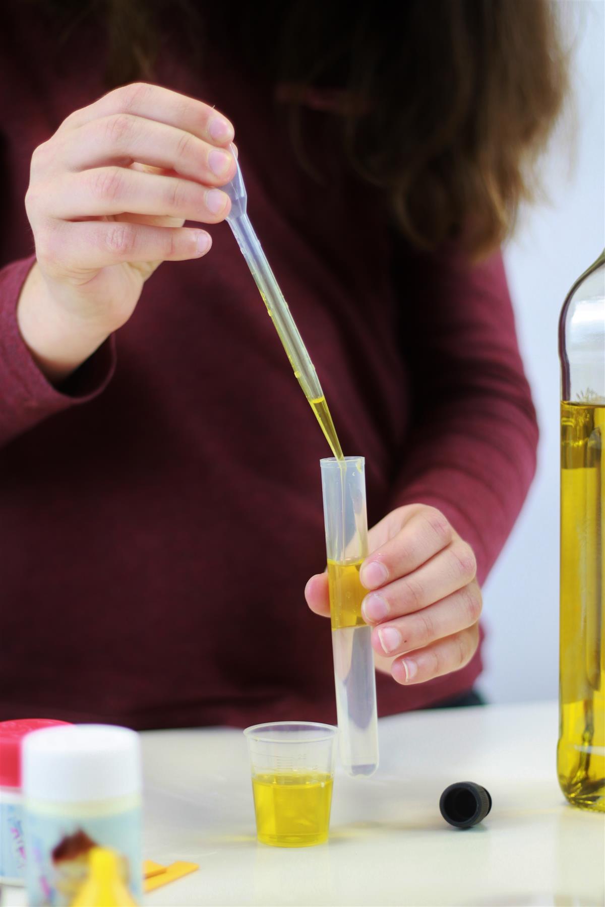 Buki France Chemistry with 150 Experiments