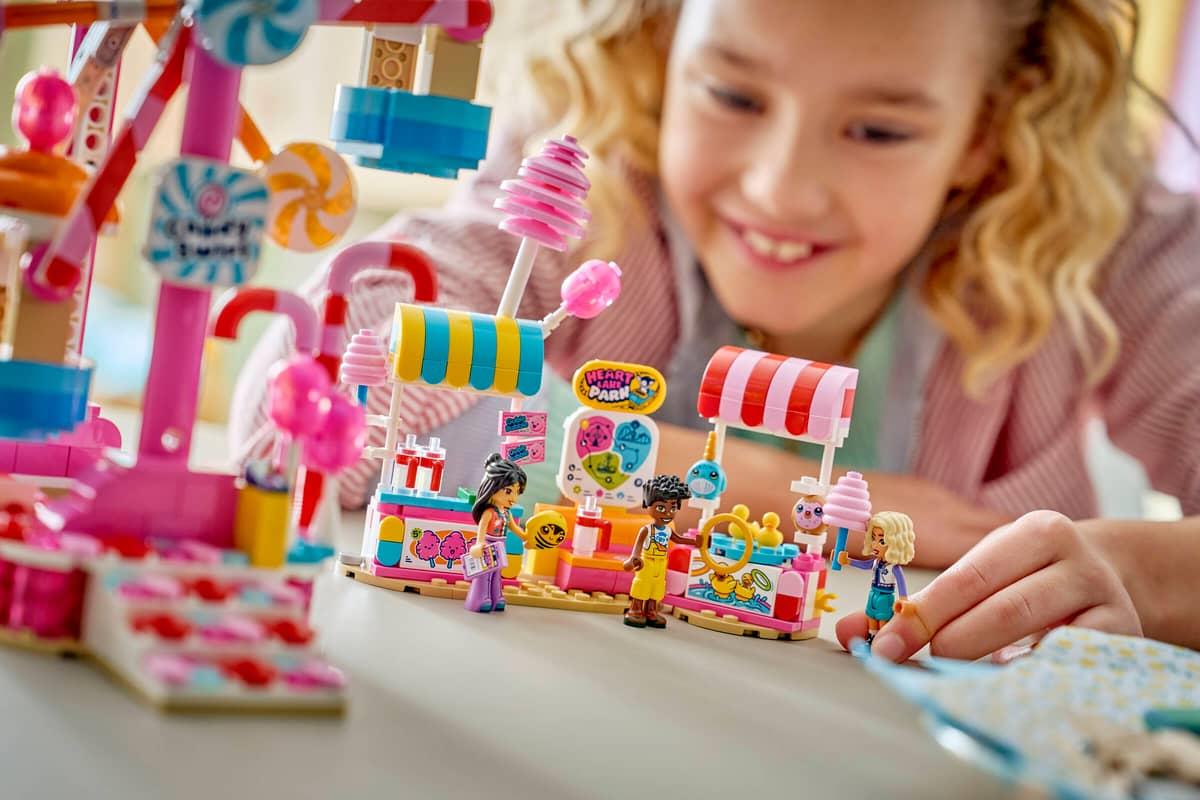 LEGO Friends Candy and Cupcake Ferris Wheel 42700