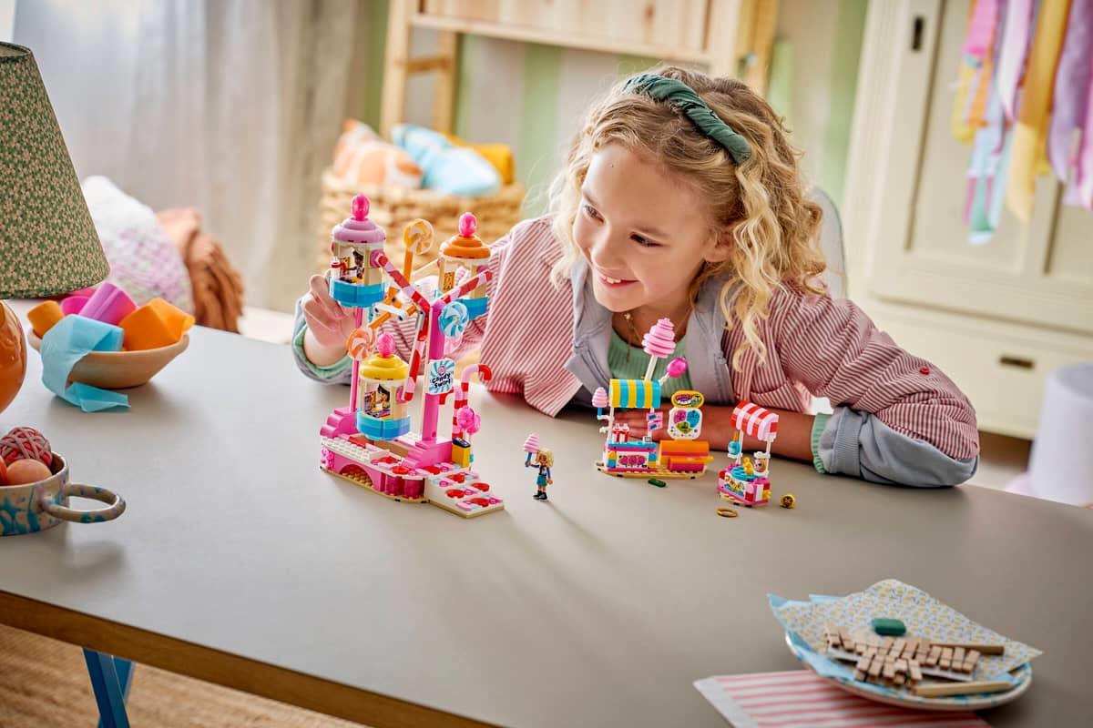 LEGO Friends Candy and Cupcake Ferris Wheel 42700